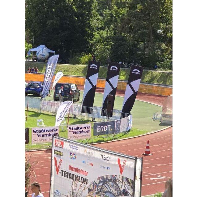Banner und Werbeanzeigen auf einem Sportfeld bei einem Triathlon-Event in Viernheim.