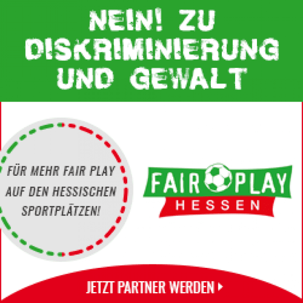 Plakat mit der Aufschrift &bdquo;NEIN! ZU DISKRIMINIERUNG UND GEWALT&ldquo; und Logo von &bdquo;FAIR PLAY HESSEN&ldquo;.