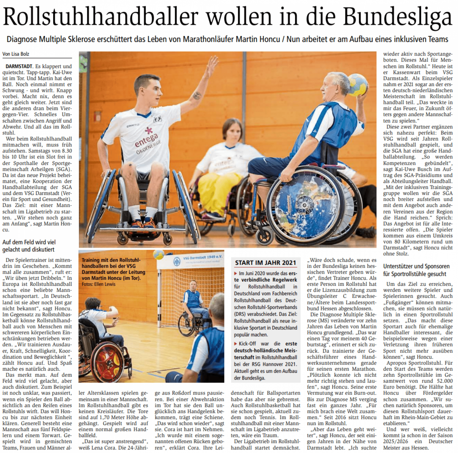 Zwei Rollstuhlsportler w&auml;hrend eines Handballtrainings in einer Sporthalle, umgeben von bunten B&auml;llen und Sportger&auml;ten.