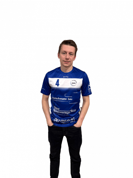 Junger Mann in blauer Sportjacke mit der Nummer 4 steht l&auml;chelnd vor einem einfarbigen Hintergrund.