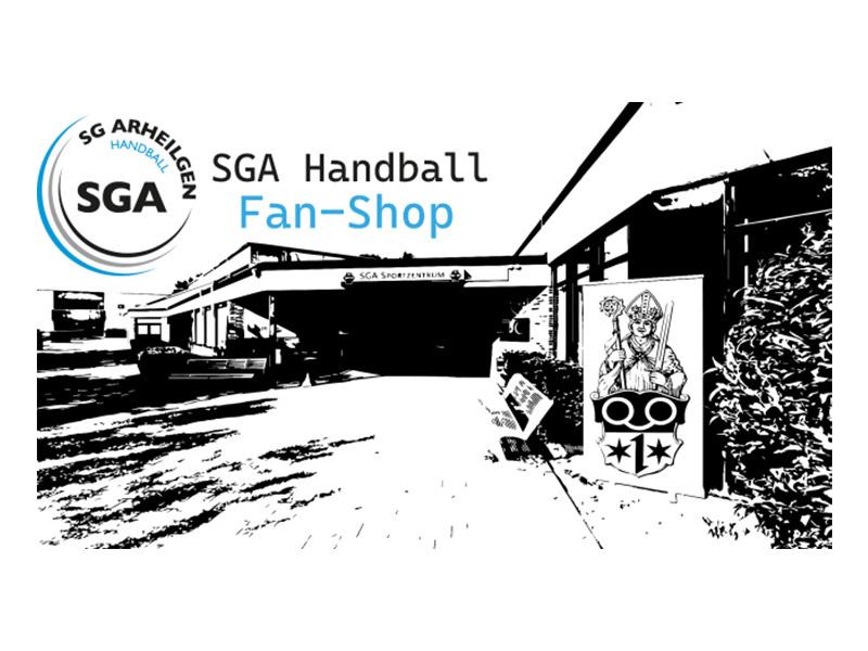 Eingang zum SGA Handball Fan-Shop mit Logo und Wappen, umgeben von Pflanzen und einem Sportzentrum im Hintergrund.