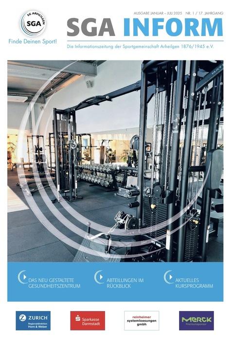 Fitnessstudio mit modernen Trainingsgeräten und einer Wand voller Hanteln unter Tageslicht.