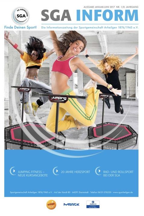 Drei Personen springen auf Trampolinen in einem Fitnessstudio, umgeben von Werbetexten zu Sportangeboten.