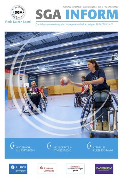 Zwei Rollstuhlfahrer in einer Sporthalle, eine Person spielt mit einem Ball, andere Beobachter im Hintergrund.