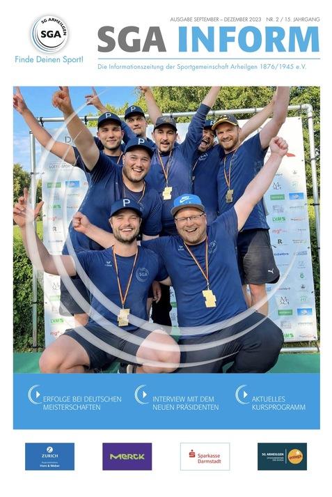 Gruppe von Personen in blauen T-Shirts mit Medaillen, die jubelnd posieren, vor einer Sportveranstaltung.