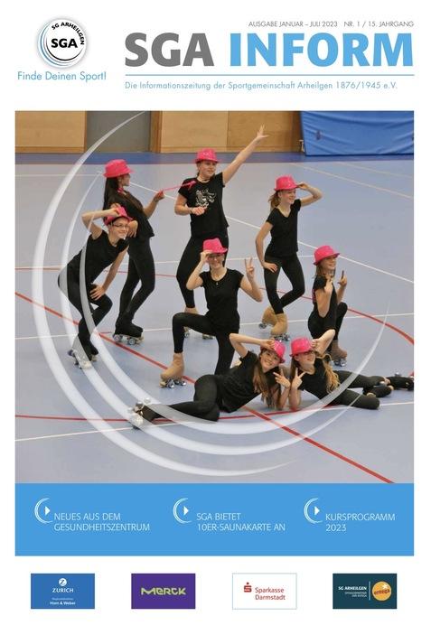 Gruppe von sechs Tänzerinnen in schwarzer Kleidung und pinken Hüten posiert gemeinsam auf einer Sportfläche.