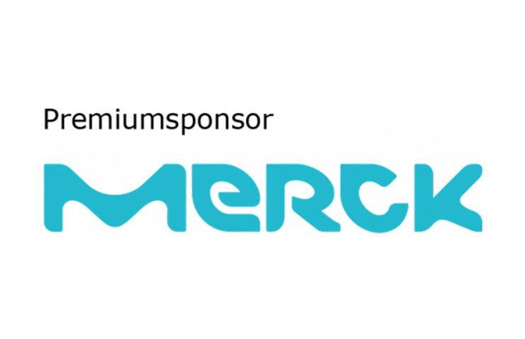 Logo von Merck als Premiumsponsor, in blauer Schrift auf wei&szlig;em Hintergrund.