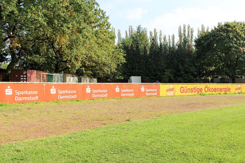 Werbung auf einem Fußballplatz mit Logo der Sparkasse Darmstadt und dem Slogan „Günstige Ökoenergie“ im Hintergrund.