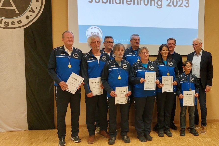 Günter Hauck*, Harald Kauck* (1. DM Senioren B), Heinz Kauck*, Gerhard Hochbaum* (11. DM Senioren B), Alois Lauer* (Platz 2 DVMM Senioren B), Martina Mees (Platz 4 DM Seniorinnen A), Iris Geider, (Platz 2 DM Seniorinnen A) Frank Geider (Abteilungsleiter Sportkegeln), Jannis Mohr(1. Platz BZM U 10), Matthias Kalbfuss (Präsident) Alle Meister 2023 v.l.n.r  