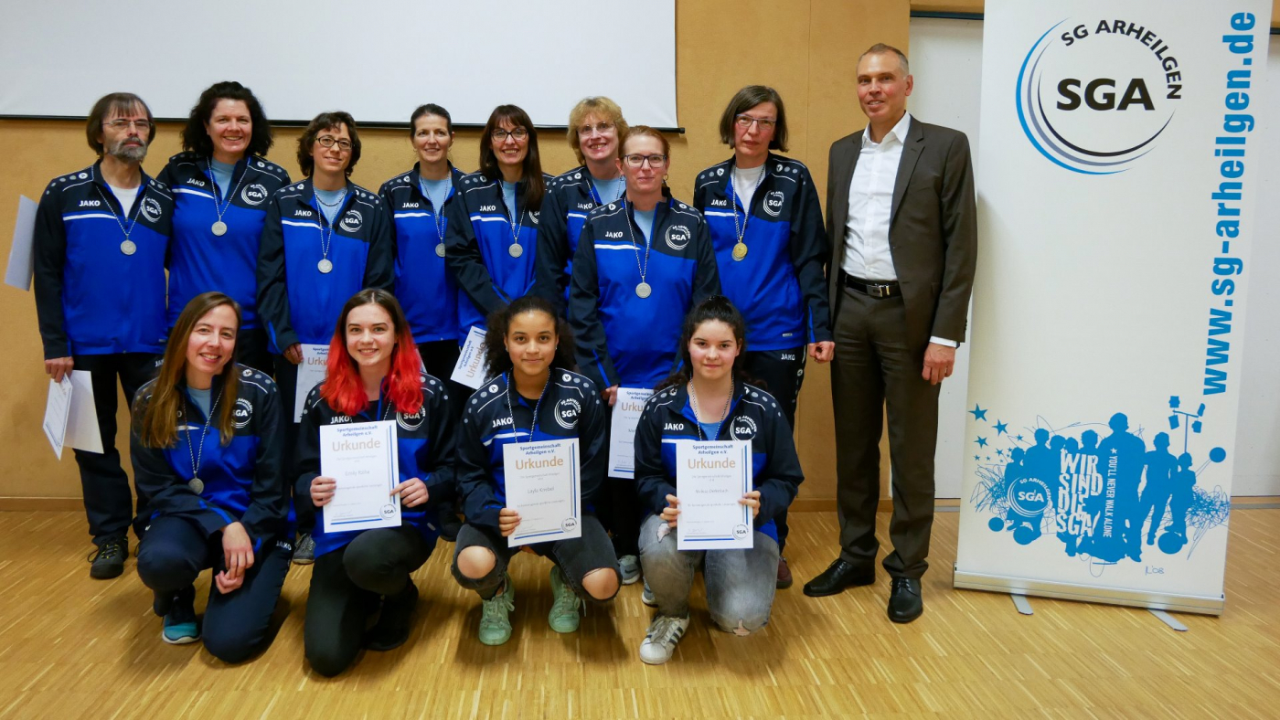 Ehrungen_27.10.2019 Gerhard Hochbaum (Trainer), Heike Menger, Sonja Mohr, Iris Geider, Monika Stein, Helga Helfesrieder, Martina Rose, Mechthild Wissing, Sven Beisswenger(Vorsitzender), Stephanie Thiede (2. Platz Hessenliga); Emily Rziha 1.Platz HM U14 Paar, 1. BzM U14, Layla Knebel (5.Platz DM U14, 1. Platz HM U14, 3.Platz HM U14 Paar), Melissa Diefenbach, Celine Affee (kein Foto) (2. Platz Deutsche Meisterschaften U14 Mannschaft),